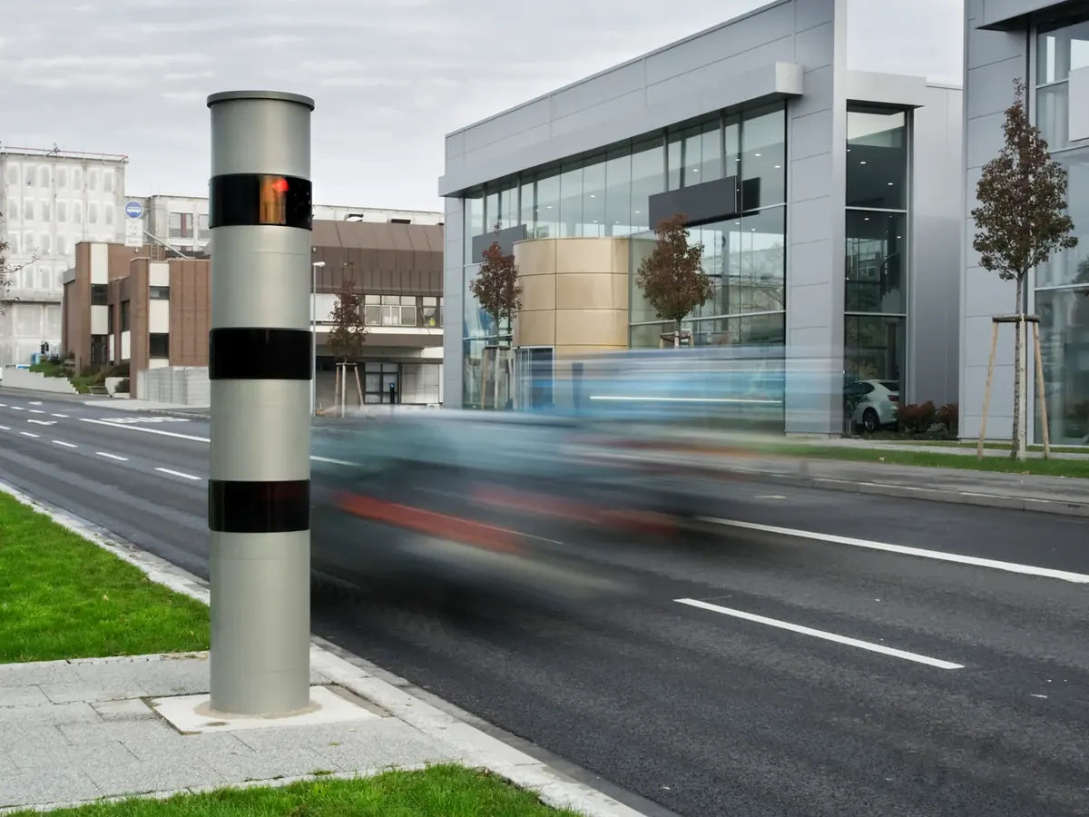 Stationäre Messsäule PoliScan FM1 zur Geschwindigkeits- und Rotlichtüberwachung