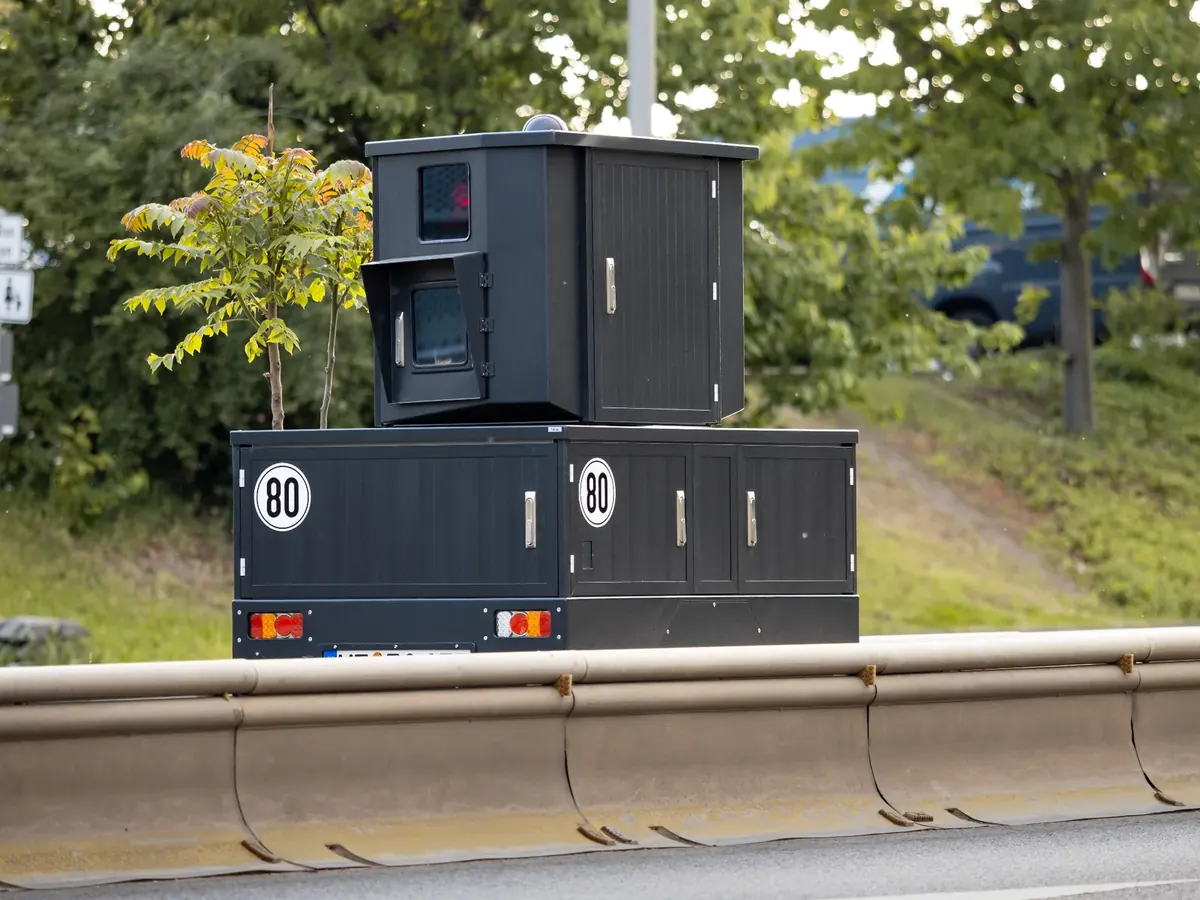 TraffiStar S350 in der SemiStation – semistationäre Geschwindigkeitsmessung