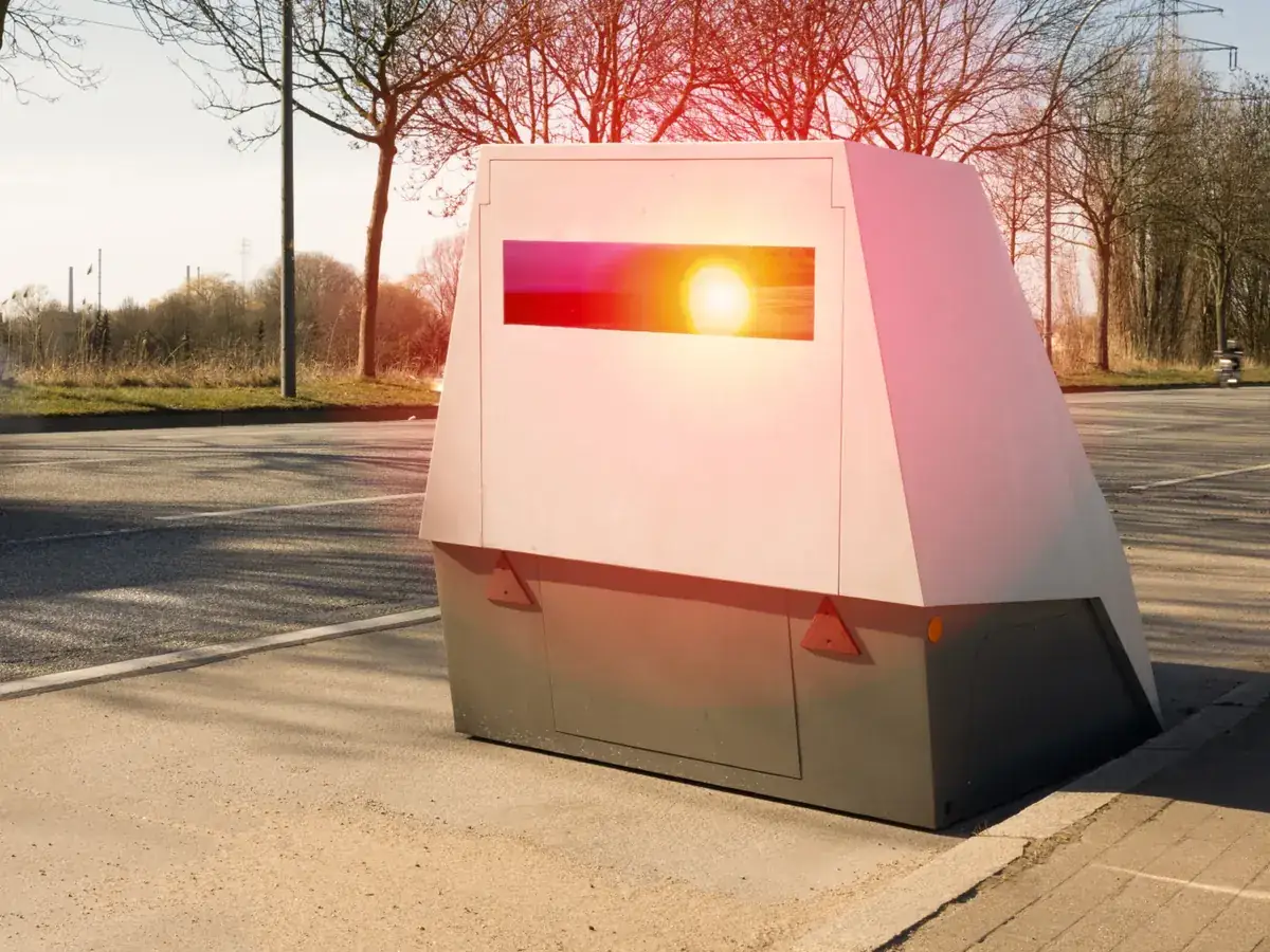 PoliScan FM1 Enforcement-Trailer am Fahrbahnrand bei tiefstehender Sonne
