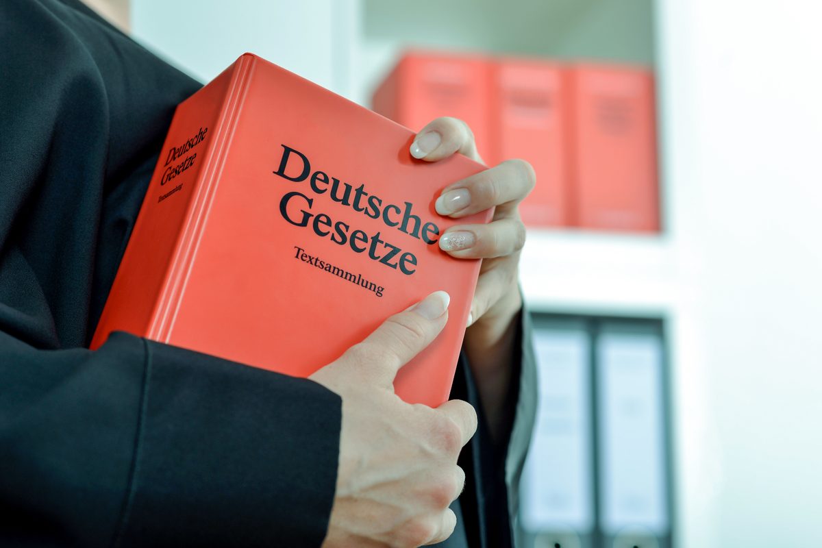 Aufgeschlagene Bußgeldakte mit Messprotokoll und Eichschein als Grundlage einer sachverständigen Prüfung