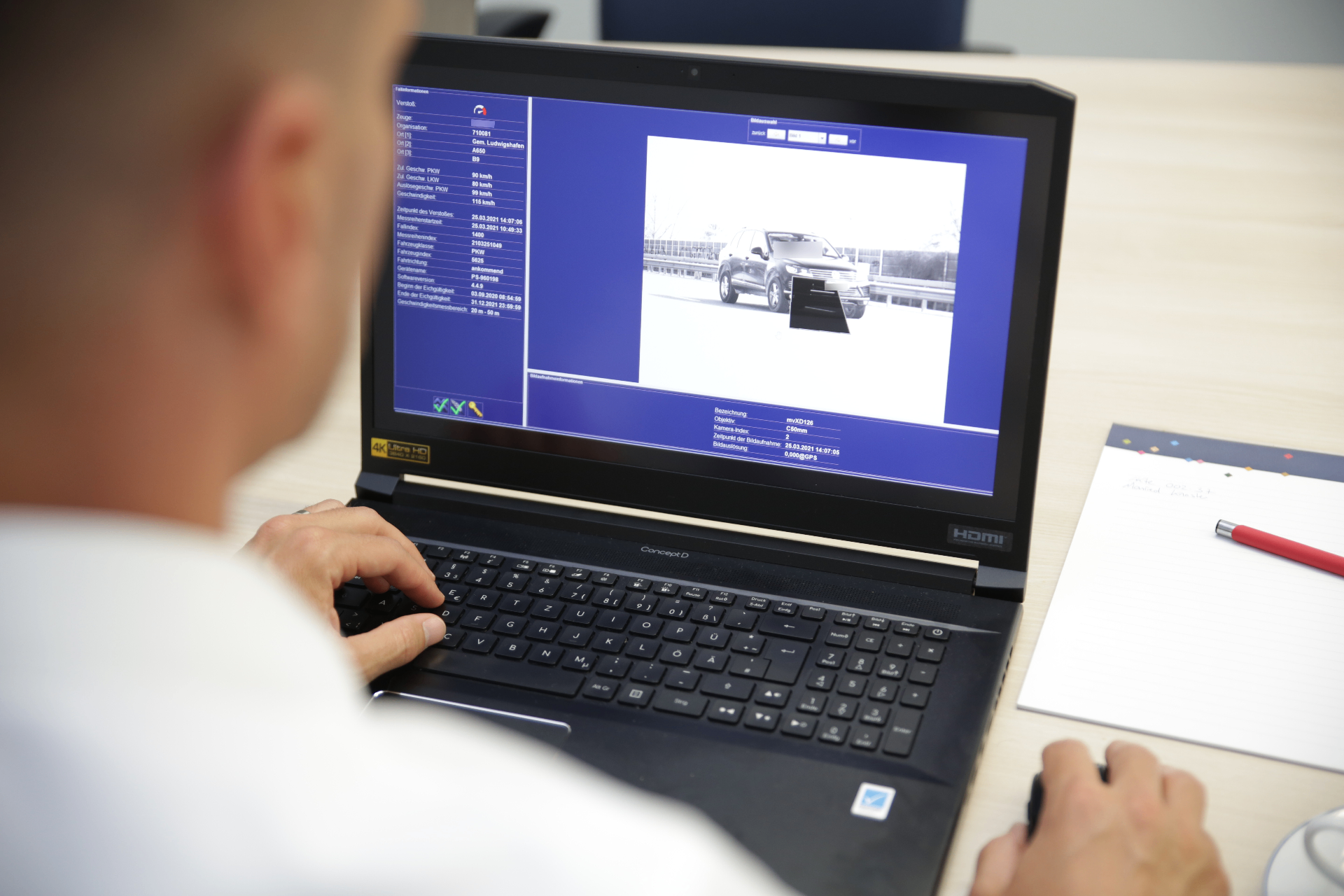 Sachverständiger prüft Falldatensatz und Messprotokoll einer Geschwindigkeitsmessung im OWi-Verfahren