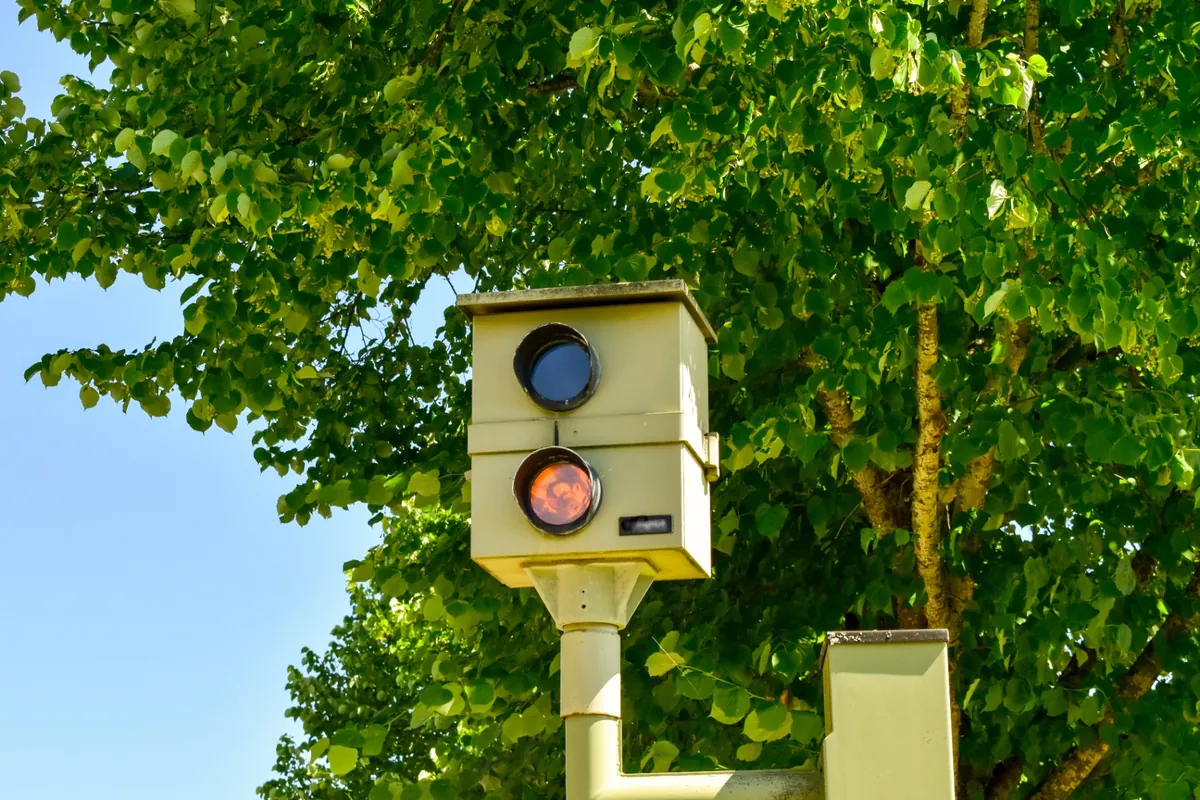 Klassischer Starenkasten als fester Blitzer am Straßenrand