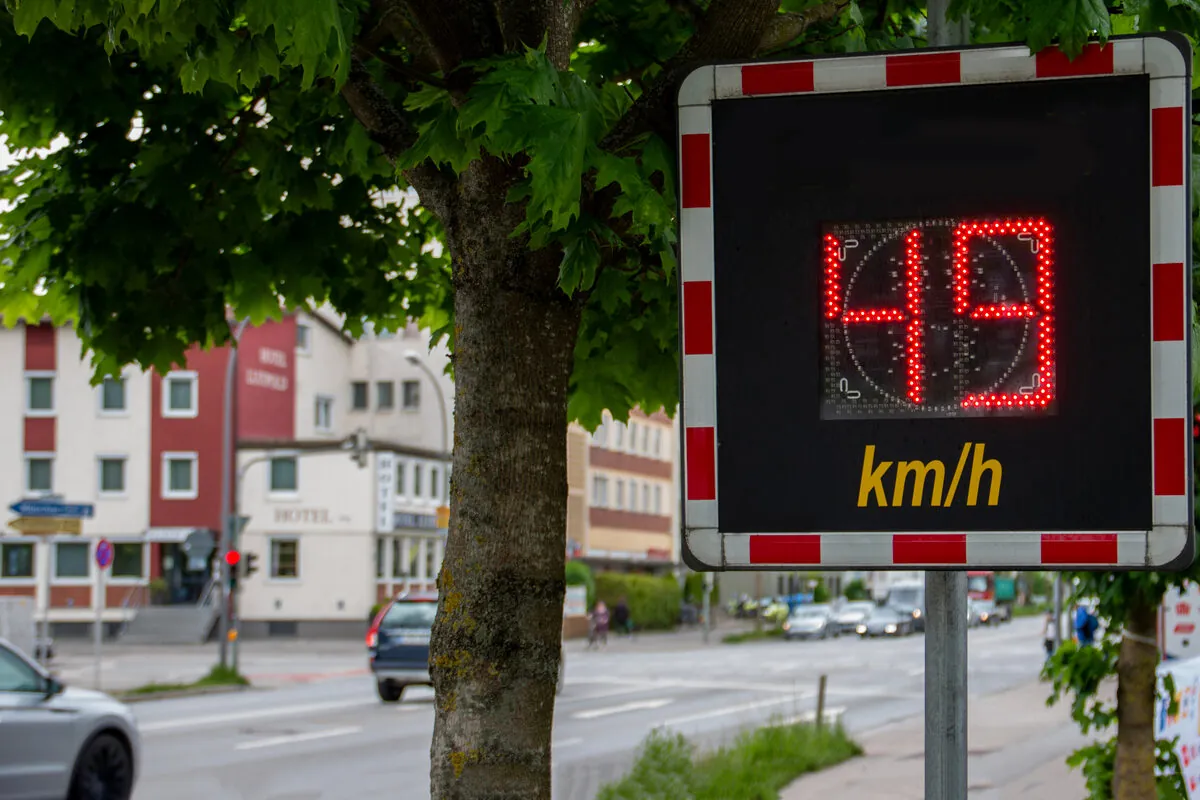 Bußgeldbescheid mit der festgestellten Geschwindigkeit nach Toleranzabzug