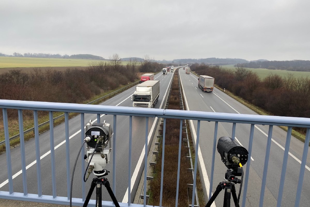 VKS 4.5 Tat-Kamera mit ICone-Einheit auf einer Autobahnbrücke im Messeinsatz